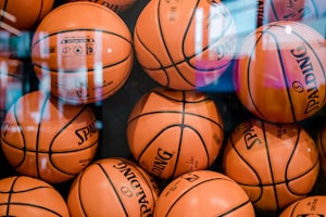 欧冠联赛直播画面截图，展示球场全景和实时比分